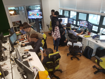 5민랩 사무실에서 근무하고 있는 직원들의 모습